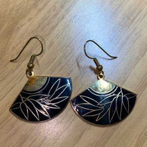 💲5 SALE💲Beautiful Vintage (80’s) Black Enamel And Goldtone Earrings